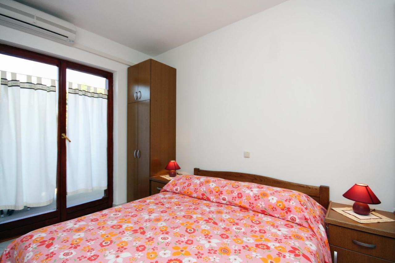 Apartments And Rooms By The Sea Palit, Rab - 5044 Exterior photo
